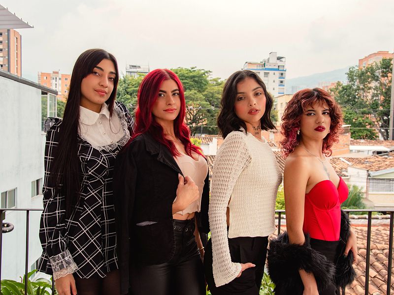 Cuatro creadoras en el balcón del estudio