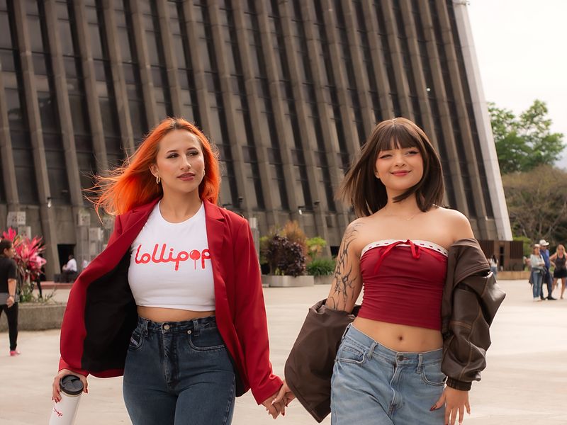 Dos creadoras de Lollipop caminando por el centro de Medellín
