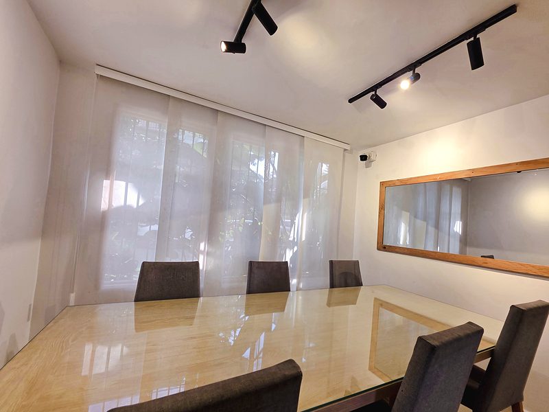 Comedor y sala de reuniones del estudio