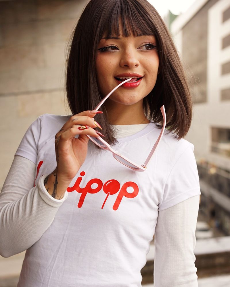 Creadora con la camiseta de Lollipop en el centro de Medellín