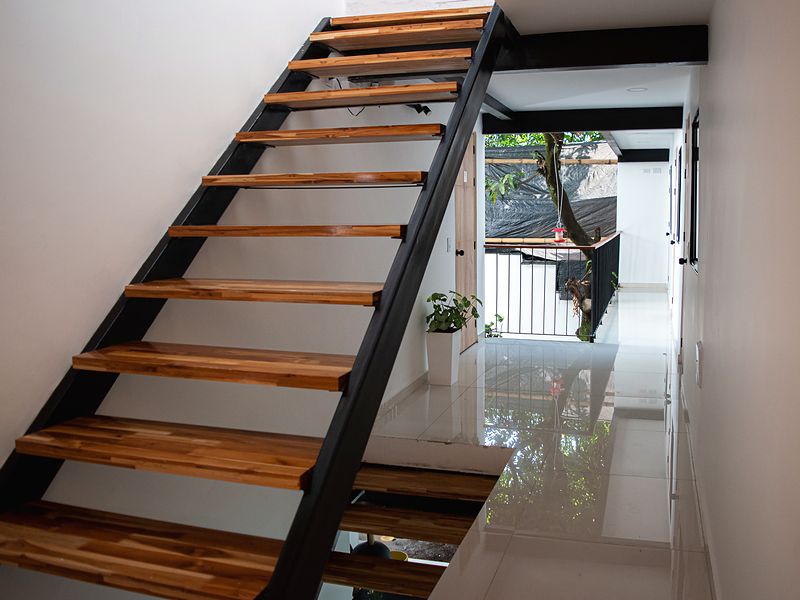 Escalera entre los pisos