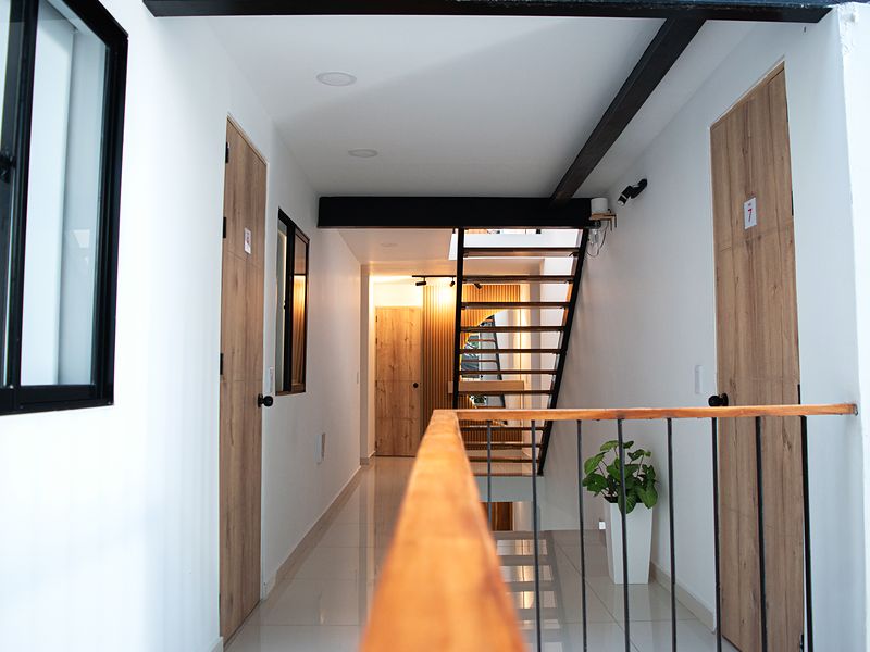 Pasillo de las habitaciones, cada una con su puerta